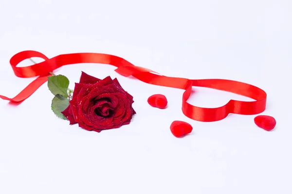 Rosa Rossa Nastro Cuori Sfondo Bianco San Valentino Compleanno Festa — Foto Stock