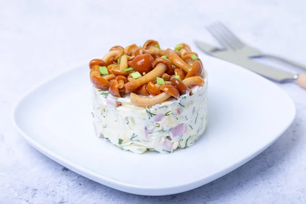 Salada Com Cogumelos Fungo Mel Presunto Batatas Queijo Maionese Cesta — Fotografia de Stock