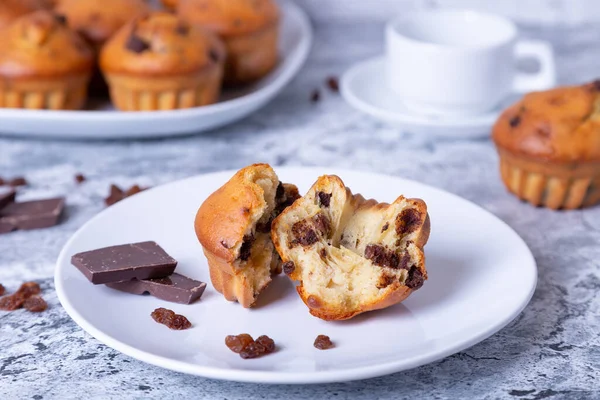 Muffins Med Choklad Och Russin Hembakat Bakgrunden Finns Tallrik Med — Stockfoto