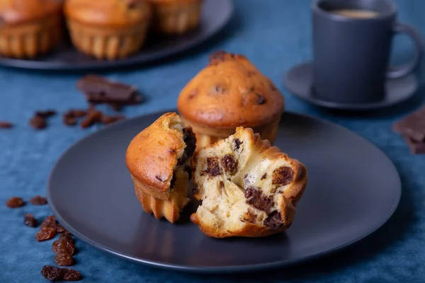 Muffins Med Choklad Och Russin Hembakat Bakgrunden Finns Tallrik Med — Stockfoto