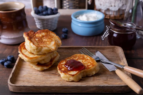 Buñuelos Con Crema Agria Mermelada Arándanos Plato Tradicional Ruso Primer —  Fotos de Stock