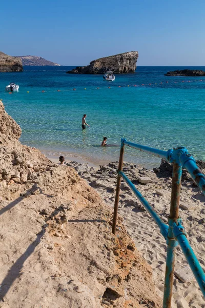 Comino'daki mavi lagün plaj