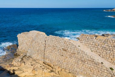 Fort Ricasoli karşı dalgalar gürültüyle çarpmak