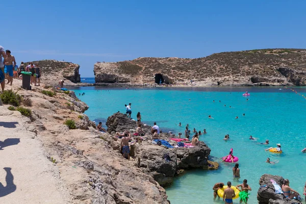 Comino'daki mavi lagün