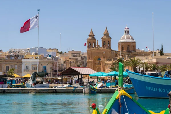 Marsaxlokk limanı ve kilisesi