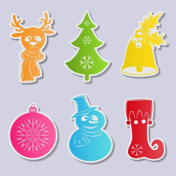 Raster colección de pegatinas de Navidad para su diseño. Un conjunto de seis iconos muñeco de nieve con bufanda y sombrero, cabeza de ciervo, árbol de Navidad, bola, campana con acebo, elfo media — Foto de Stock