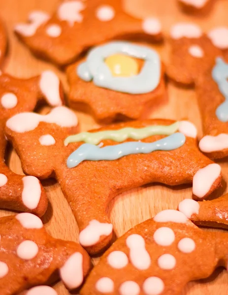 Biscoitos decorados coloridos de gengibre - urso de Natal — Fotografia de Stock