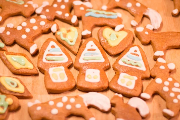 Gingerbread renkli dekore kurabiye - Noel evleri, kalpler, ayılar
