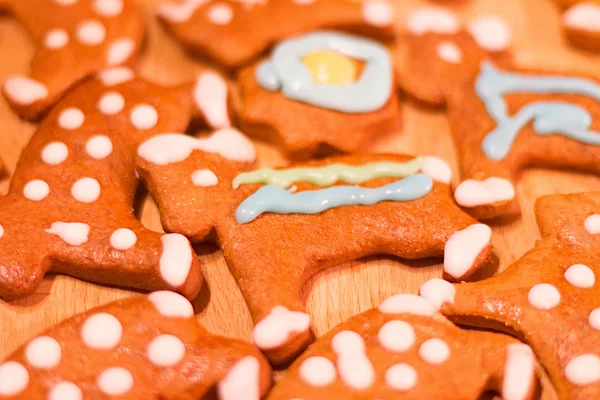 Biscoitos decorados coloridos de gengibre - ursos de Natal — Fotografia de Stock