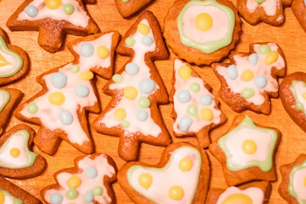 Biscoitos decorados coloridos de gengibre - árvores de Natal, corações, estrelas — Fotografia de Stock