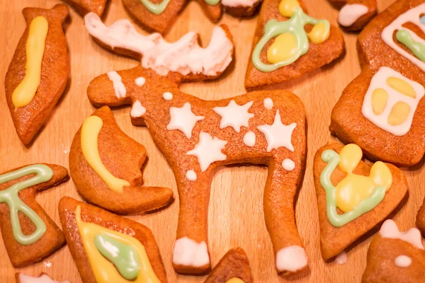 Biscoitos decorados coloridos de gengibre - Alce de Natal, corações, lua, peixe — Fotografia de Stock