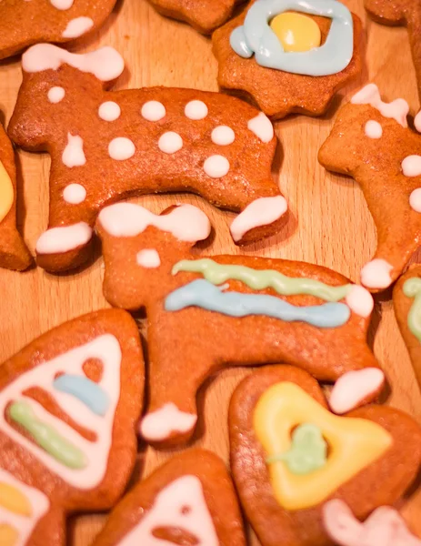 Biscoitos decorados coloridos de gengibre - Ursos de Natal, coração — Fotografia de Stock