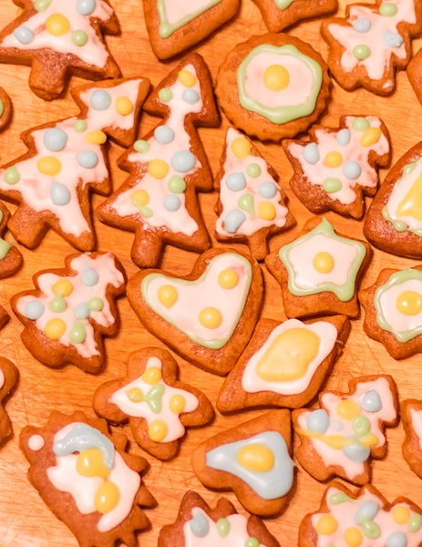 Biscoitos decorados coloridos de gengibre - árvores de Natal, corações, estrelas — Fotografia de Stock