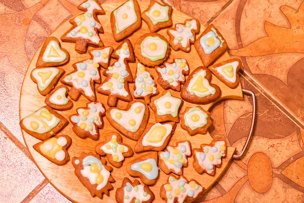 Biscoitos decorados coloridos de gengibre - árvores de Natal, corações, estrelas — Fotografia de Stock