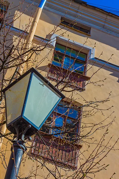 Pencereler ile ev duvara karşı streetlight