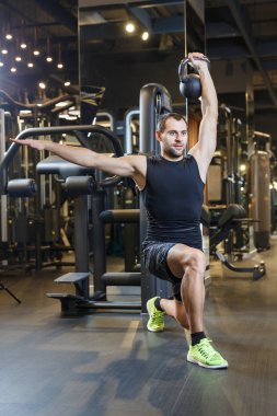 Atletik egzersiz ağırlık vasıl belgili tanımlık jimnastik salonu ile yapan adam