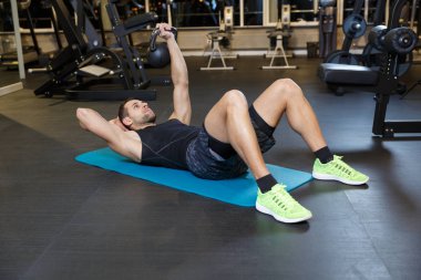 Atletik egzersiz ağırlık vasıl belgili tanımlık jimnastik salonu ile yapan adam