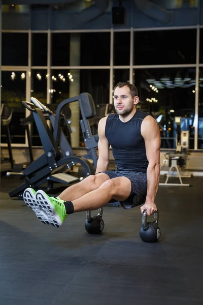 Atletik egzersiz ağırlık vasıl belgili tanımlık jimnastik salonu ile yapan adam