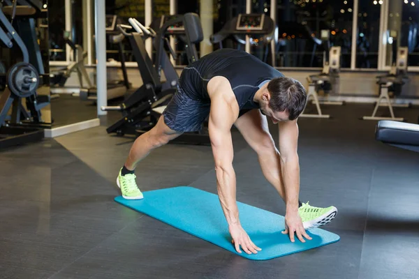 Atletik egzersiz ağırlık vasıl belgili tanımlık jimnastik salonu ile yapan adam