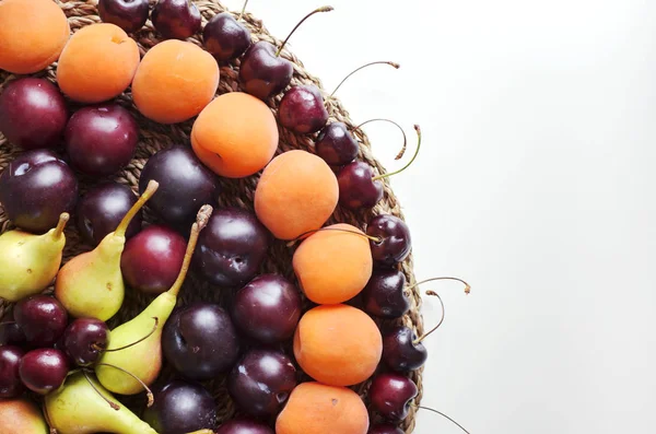 Deliciosas frutas maduras de verano sobre un fondo blanco — Foto de Stock