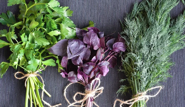 Demet taze yeşillik üzerinde karanlık bir masa örtüsü.