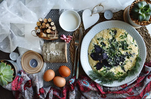 Rustik bir tabak içinde lezzetli bir omlet.