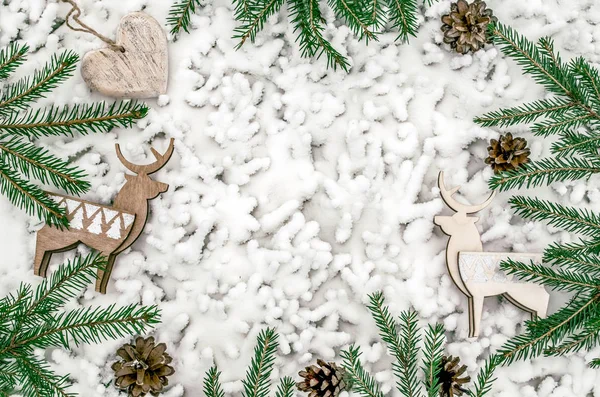 Composición navideña para la presentación de obras o textos. Accesorios de Año Nuevo, decoraciones y ramas yacen en la nieve . — Foto de Stock