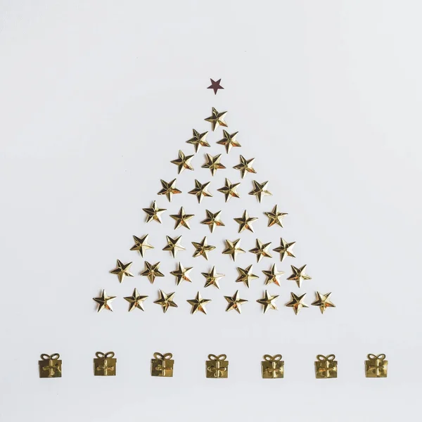 Composición de Año Nuevo. Árbol de Navidad de lentejuelas en forma de estrellas. Hermosa tarjeta de felicitación . — Foto de Stock