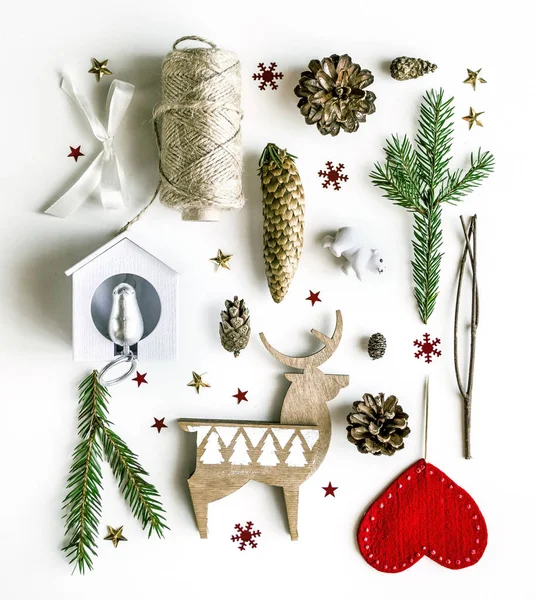 Beyaz bir arka plan üzerinde Noel kompozisyon. Yılbaşı süsleri ve çam dalları.