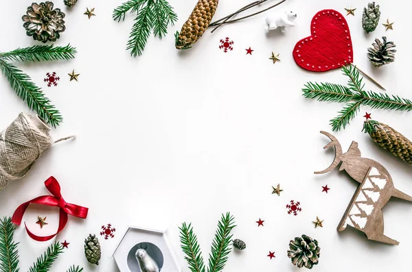 Marco de Navidad hecho de ramas de abeto y juguetes de Navidad. Preparación para el Año Nuevo. Antecedentes navideños para presentación de obra o texto . — Foto de Stock