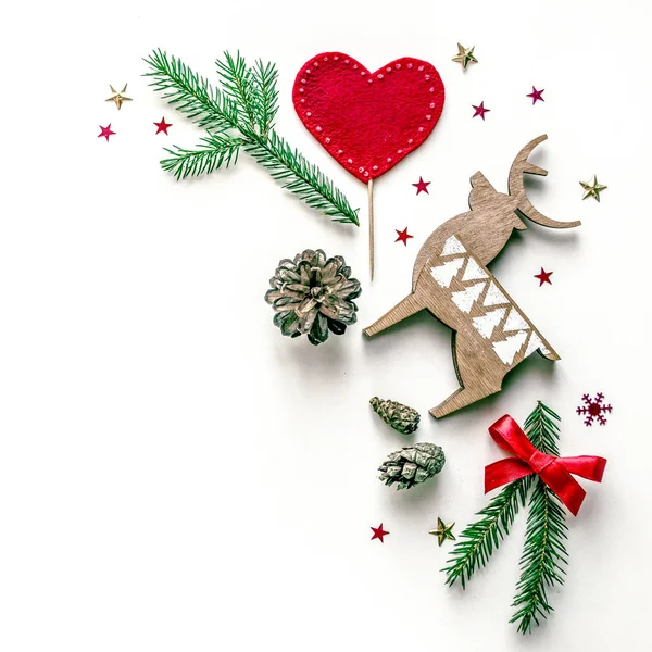 New Year composition with a deer, heart and fir branches. Christmas background for presentation of work or text. Beautiful greeting card. — Stock Photo, Image