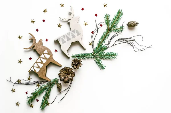 Geyik, yıldız ve çam dalları ile Noel kompozisyon. Yeni yıl arka plan iş veya metin sunumu için. Güzel tebrik kartı.