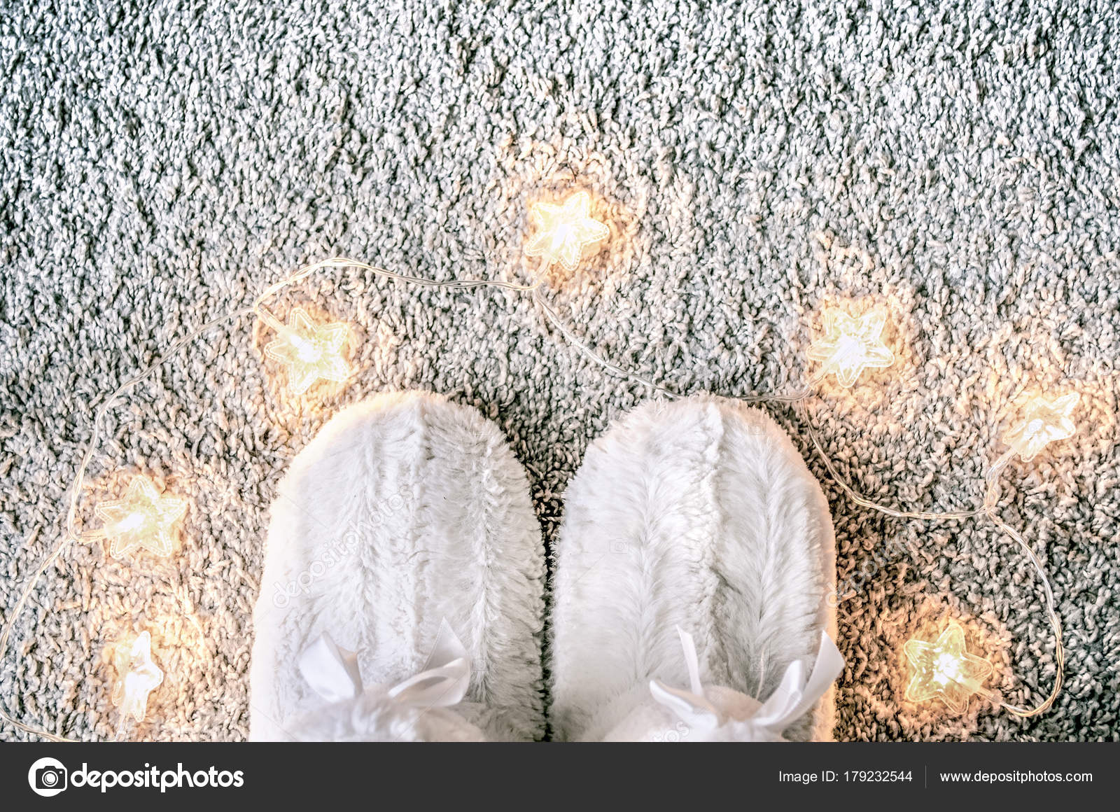 gemutlichkeit zu hause weicher teppich, gemütliche weihnachten zusammensetzung mit pantoffeln auf dem, Design ideen