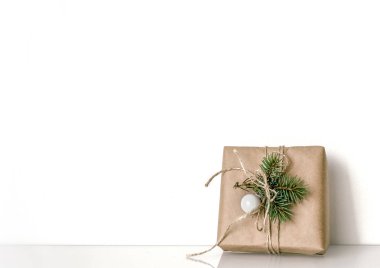 Kraft kağıt, eko-tarzında dekore edilmiş Noel hediye ile arka plan sarılı.