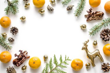 Noel çerçeve altın geyikler, mandalina, çam dalları ve yeni yıl topları ve beyaz zemin üzerine koniler ile.