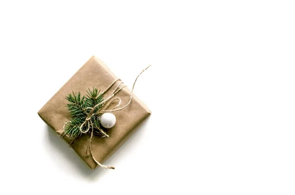 İzole hediye kraft kağıt beyaz bir arka plan üzerinde sarılı. Noel arka plan iş veya metin sunumu için. — Stok fotoğraf