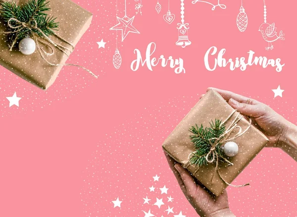 Noel arka plan hediyeler ile kraft kağıt Eko-tarzında dekore edilmiş beyaz bir arka plan üzerinde sarılı. Noel arka plan iş veya metin sunumu için. — Stok fotoğraf