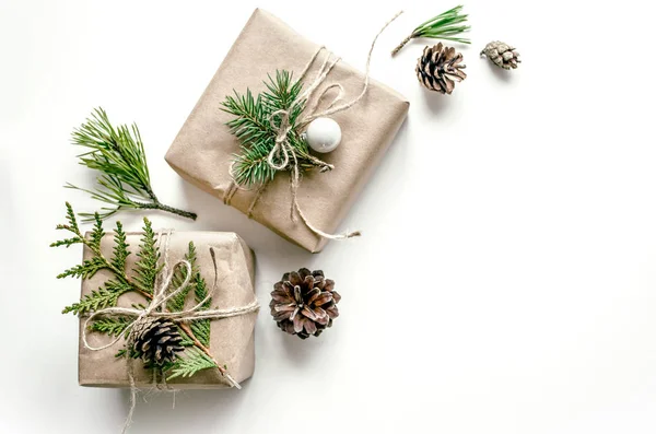 Noel kompozisyon. Eko-tarzı hediye. Noel arka plan iş veya metin sunumu için.