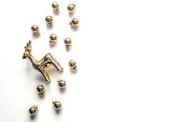 Bir geyik ve Noel topları beyaz bir arka plan üzerinde Noel kompozisyonu. Noel arka plan iş veya metin sunumu için. Güzel tebrik kartı.