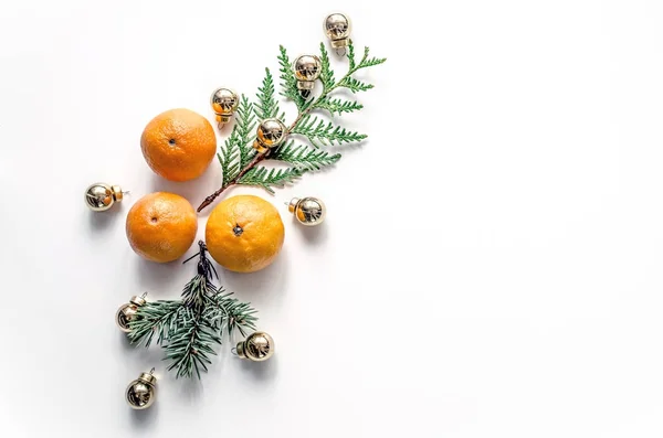 Composición de Año Nuevo con mandarinas sobre fondo blanco. Antecedentes navideños para presentación de obra o texto . — Foto de Stock