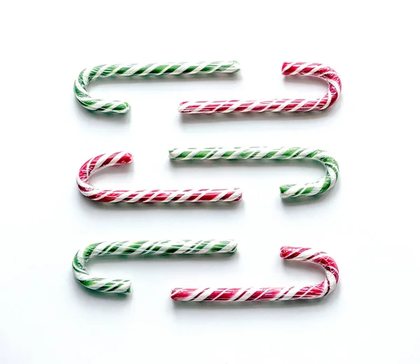 Beyaz bir arka plan üzerinde tatlı buzlu Christmas kompozisyon.