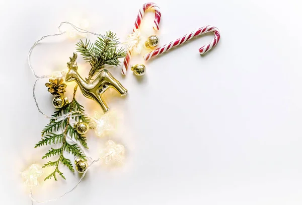 Composición navideña con un ciervo, ramas de abeto, conos y bolas de Año Nuevo, cristales de hielo y un arenque . — Foto de Stock