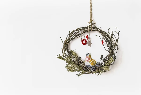 Christmas wreath made of natural materials with poultry. Christmas background for presentation of work or text. — Stock Photo, Image