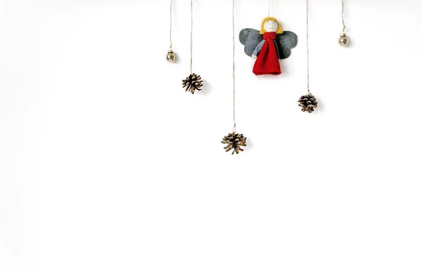 Año Nuevo composición inusual con conos y juguetes de árbol de Navidad. Antecedentes navideños para presentación de obra o texto . — Foto de Stock