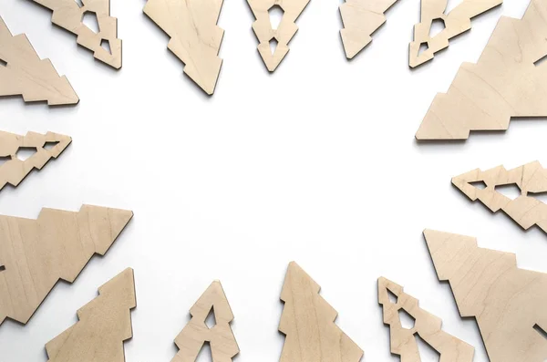 Kontrplak çam ağaçları ile yeni yıl kompozisyon. Noel arka plan iş veya metin sunumu için. Güzel tebrik kartı.