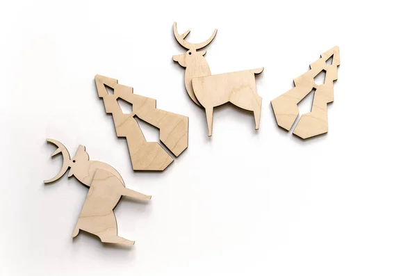 Geyik ve köknar-kontrplak ağaçlardan kompozisyonu. Arka plan iş veya metin sunumu için. Güzel tebrik kartı.