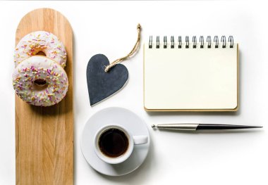Kahve ve donut sabah kompozisyonu. Yapılacaklar listesi. Ofis tablo Masası. Ev ofis işyeri.