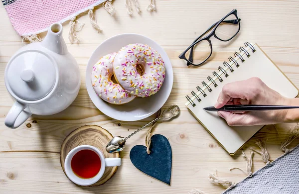 Çay ve çörekler iş kadın kompozisyonu. Masada yemek saati. Ofis tablo Masası. Ev ofis işyeri