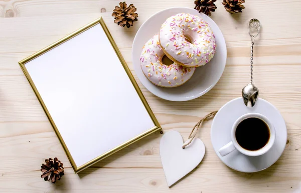 Kahve ve donut ahşap bir masa üzerinde sabah kompozisyonu. Eserler ya da metin sunumu için altın çerçeve. Stok Fotoğraf