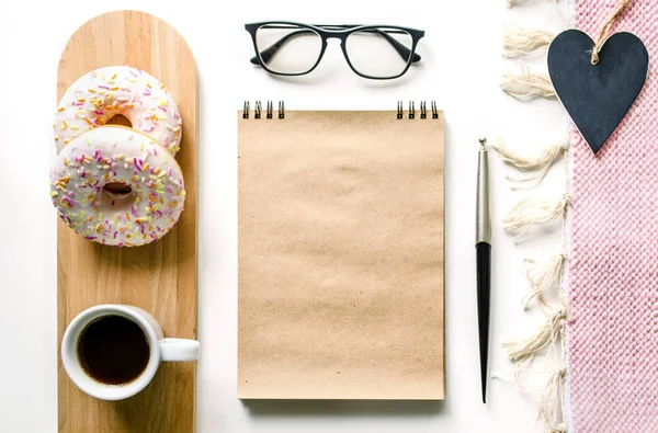 Kahve ve donut ile iş kadın kompozisyon. Masada yemek saati. Ofis tablo Masası. Ev ofis işyeri Telifsiz Stok Fotoğraflar